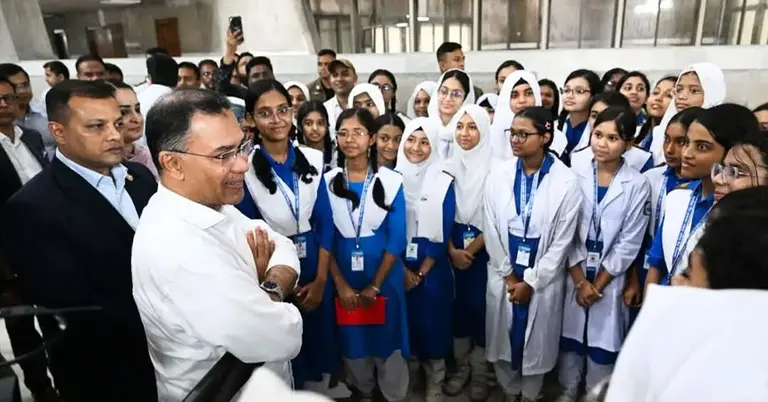 শিক্ষার্থীদের সঙ্গে প্রধানমন্ত্রী